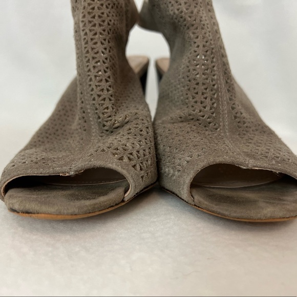 Tahari Size 7 1/2M Suede Taupe Perforated Open Toe Heeled Shoes - Picture 5 of 16